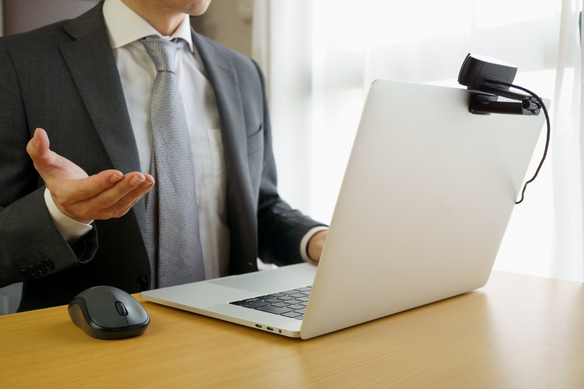 オンラインで相談している様子をイメージした柔らかい背景イメージ